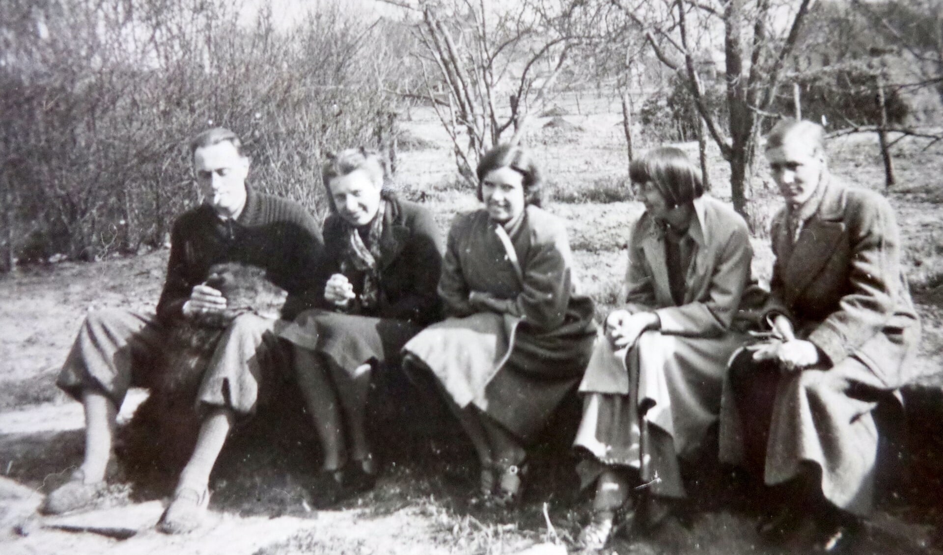Laren 1939: Links Steef Grose met zijn hond Robbie en zijn vrouw Margaretha Roolfs, rechts spanjestrijder Jan Kramer. 