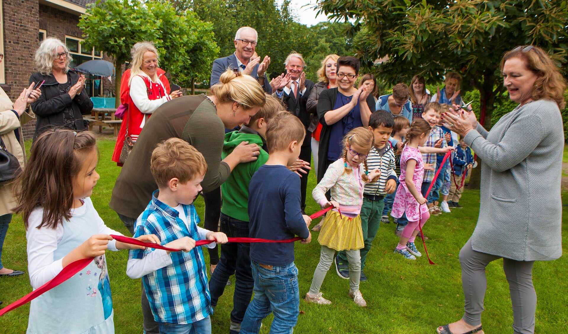 Samen met de kinderen opende de burgemeester de nieuwe speeltuin.