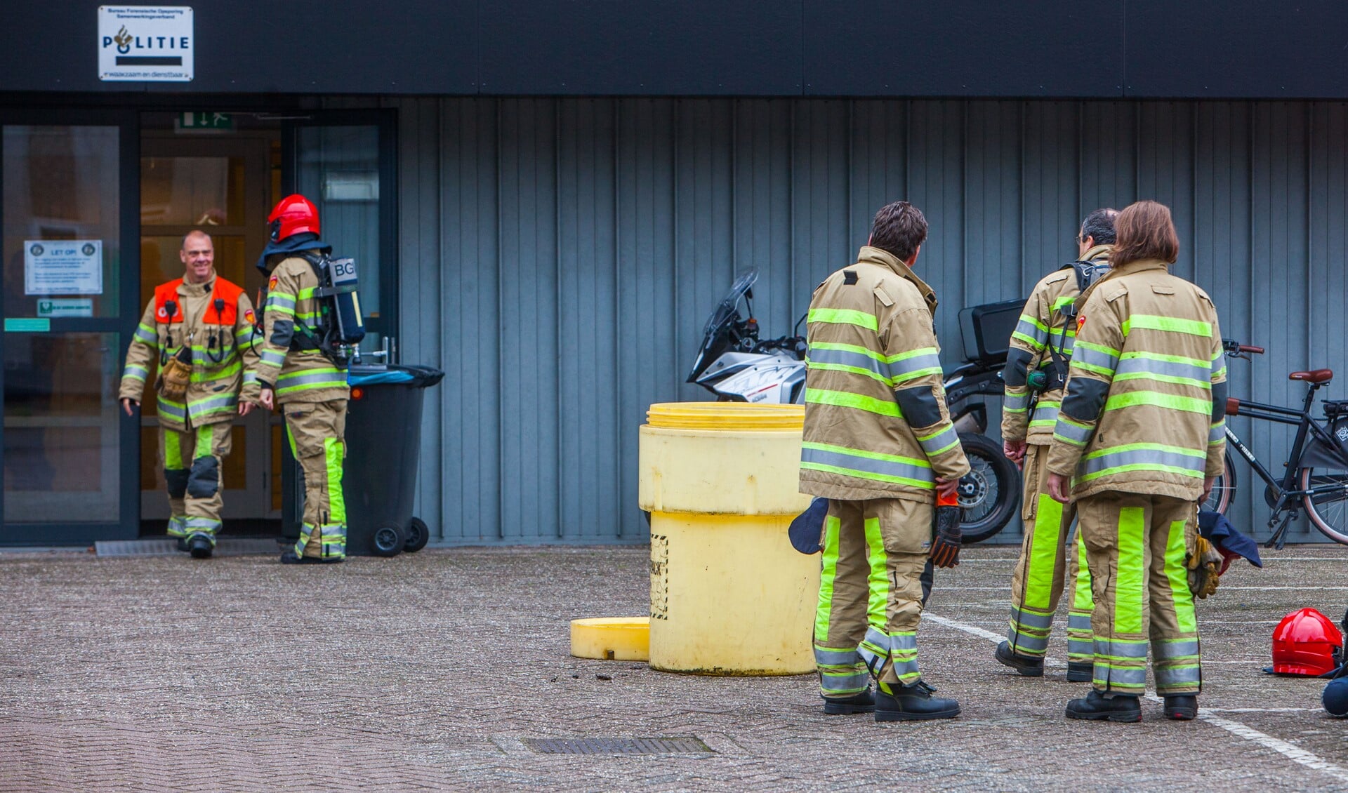 De brandweer wacht buiten met een speciale ton waar de gevaarlijke stof luchtdicht in kon worden afgevoerd.