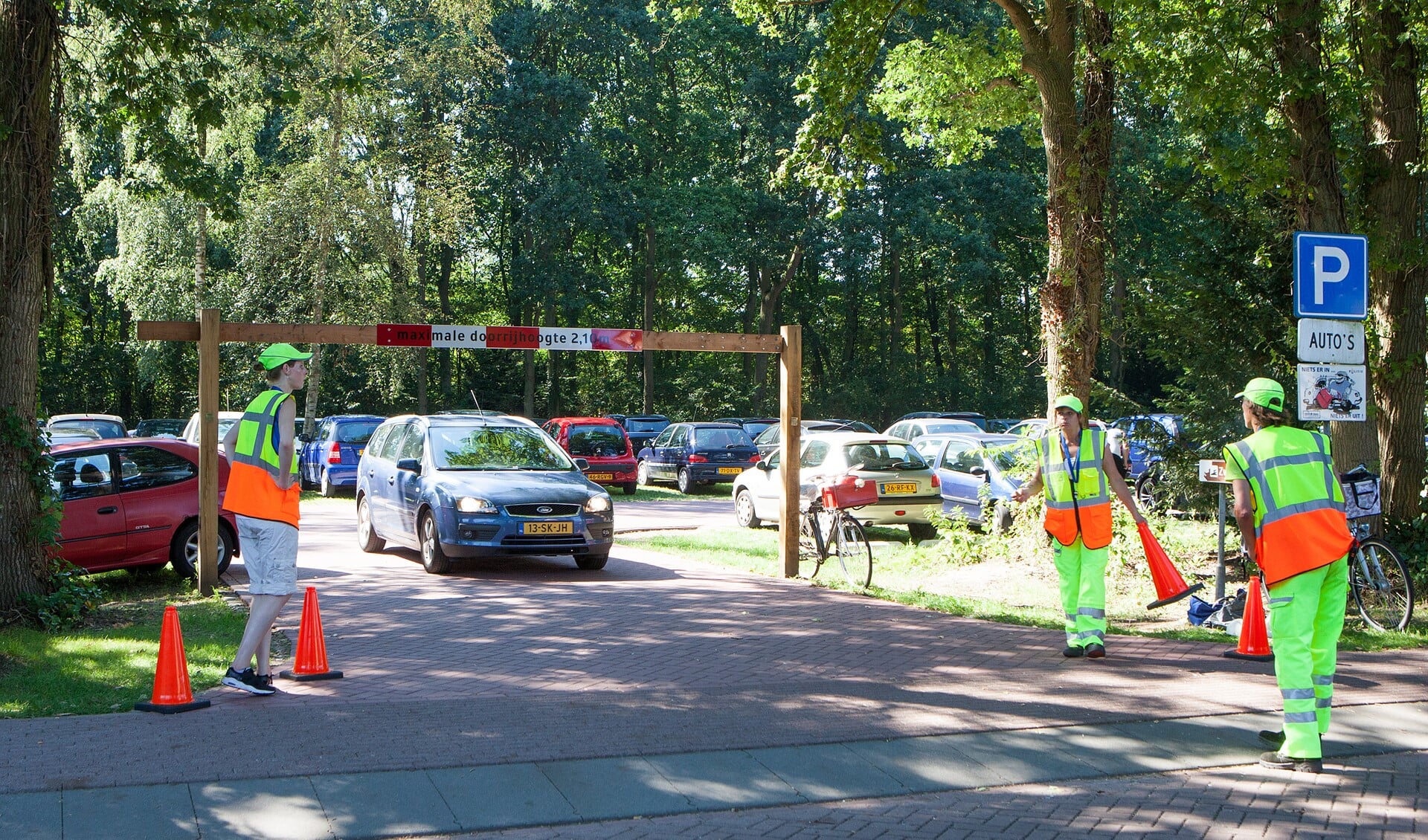 Parkeerwachters leiden het verkeer bij Sijsjesberg in goede banen, maar vol is vol!