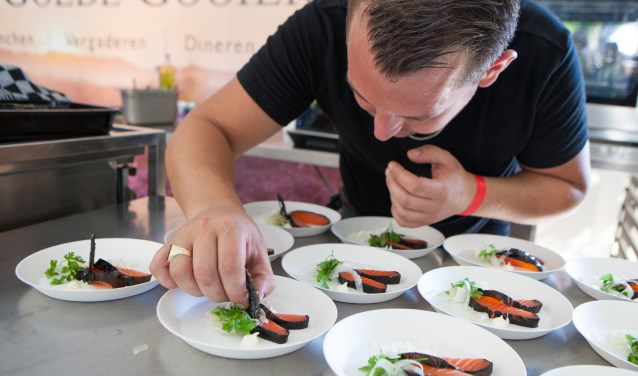 De zalm met trekdrop wordt zorgvuldig opgemaakt.