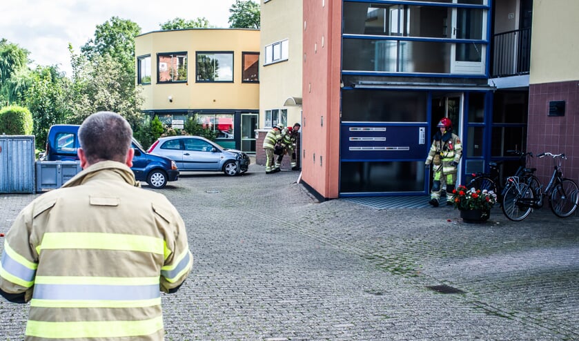 Auto rijdt tegen voordeur met daarachter gasmeter aan