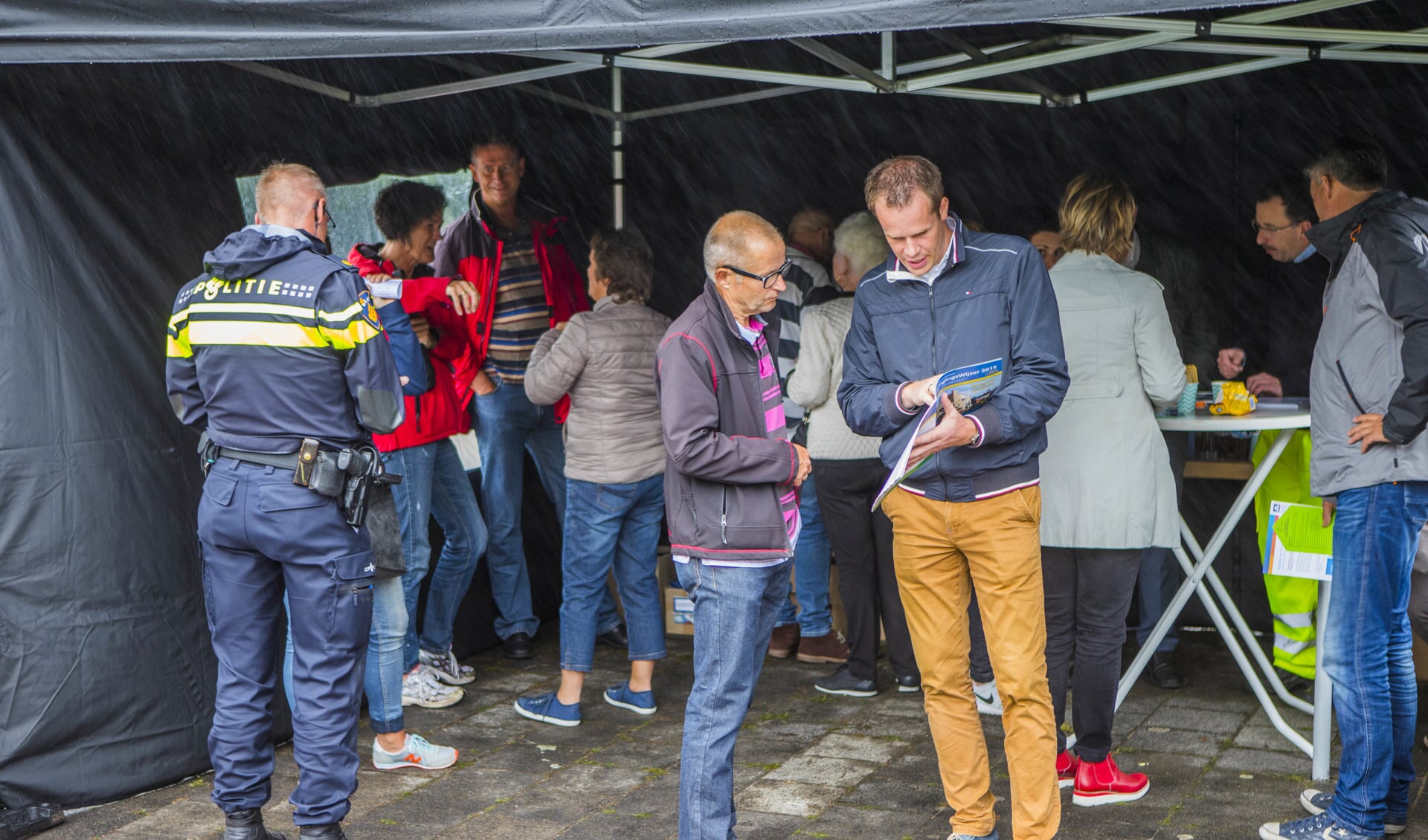 Veel buurtbewoners gaven donderdag in de buurttent aan zich zorgen te maken over de inbraakgolf. Foto: Bastiaan Miché