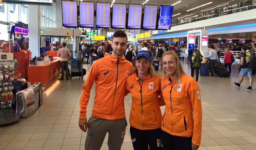Selena (rechts) met haar badmintonpartners
