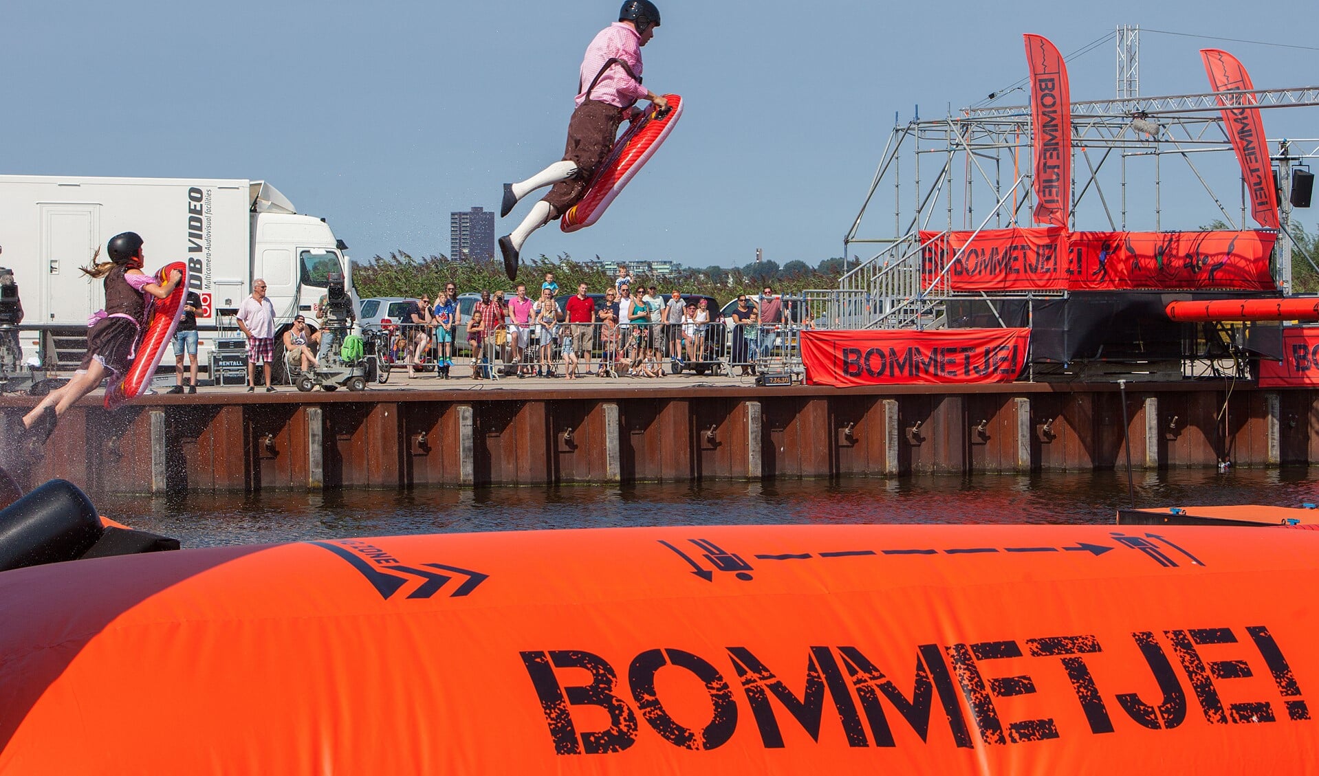 Deelnemers vliegen weer spectaculair door de lucht bij Bommetje XXL. (foto's: Bob Awick)