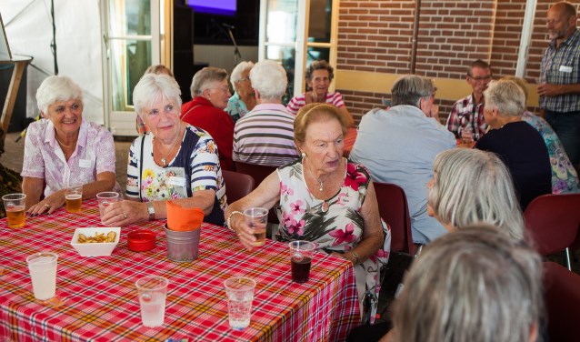 Lekker bijpraten op de Reünie in het Vitusgebouw.