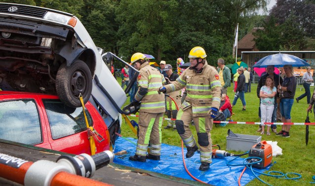 De brandweer van Blaricum gaf tijdens de Verenigingenmarkt een demonstratie.