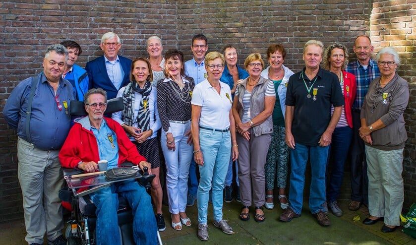 De 15 vierdaagselopers. Links Vincent Hilhorst die zich hard maakte voor deze huldiging.