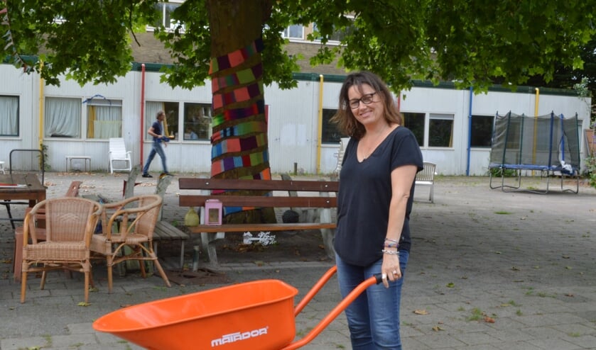 Er wordt van alles binnengebracht, zoals deze kruiwagen, gedoneerd door RTL.