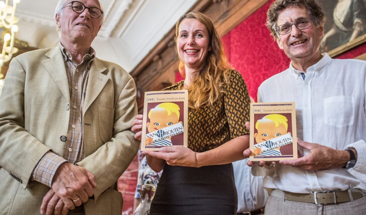 Lisette Zijp (midden) neemt eerste exemplaar in ontvangst van Jan Vollers (links) 