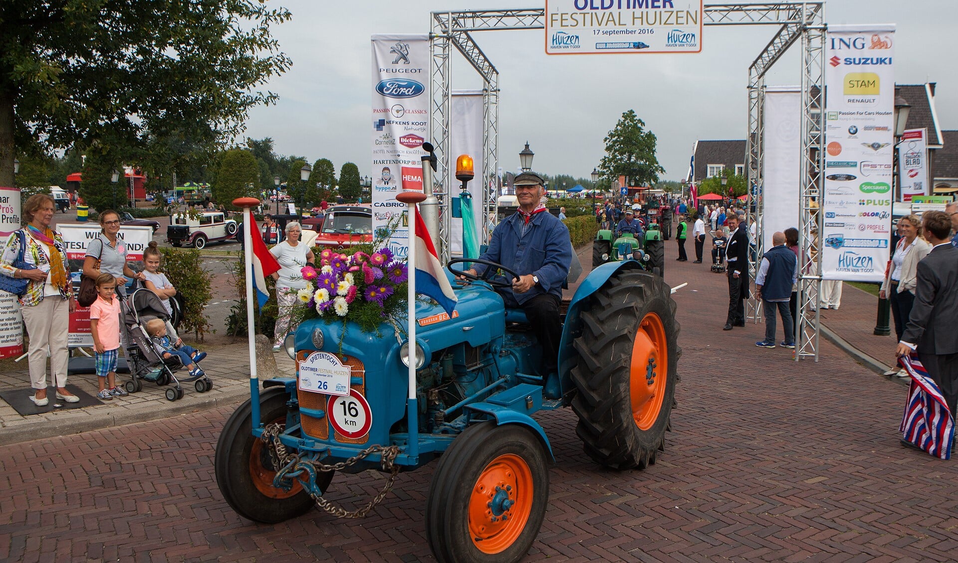 Ook tractoren deden mee aan het Oldtimer Festival Huizen.