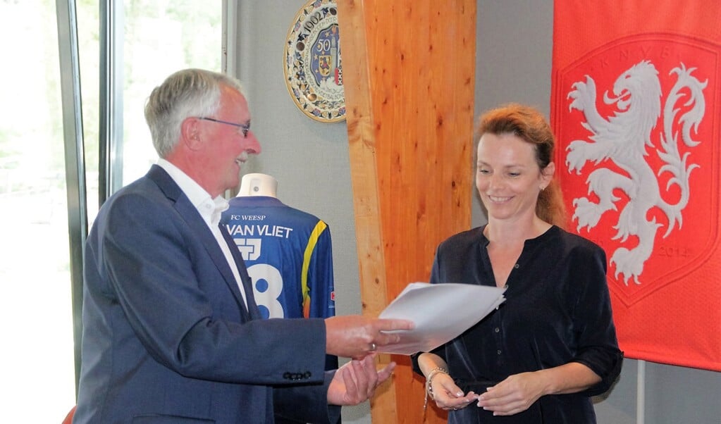 Voorzitter Bart Horseling en Masja Dijkmans van de sponsorcommissie. (Foto's Herman Hermsen)