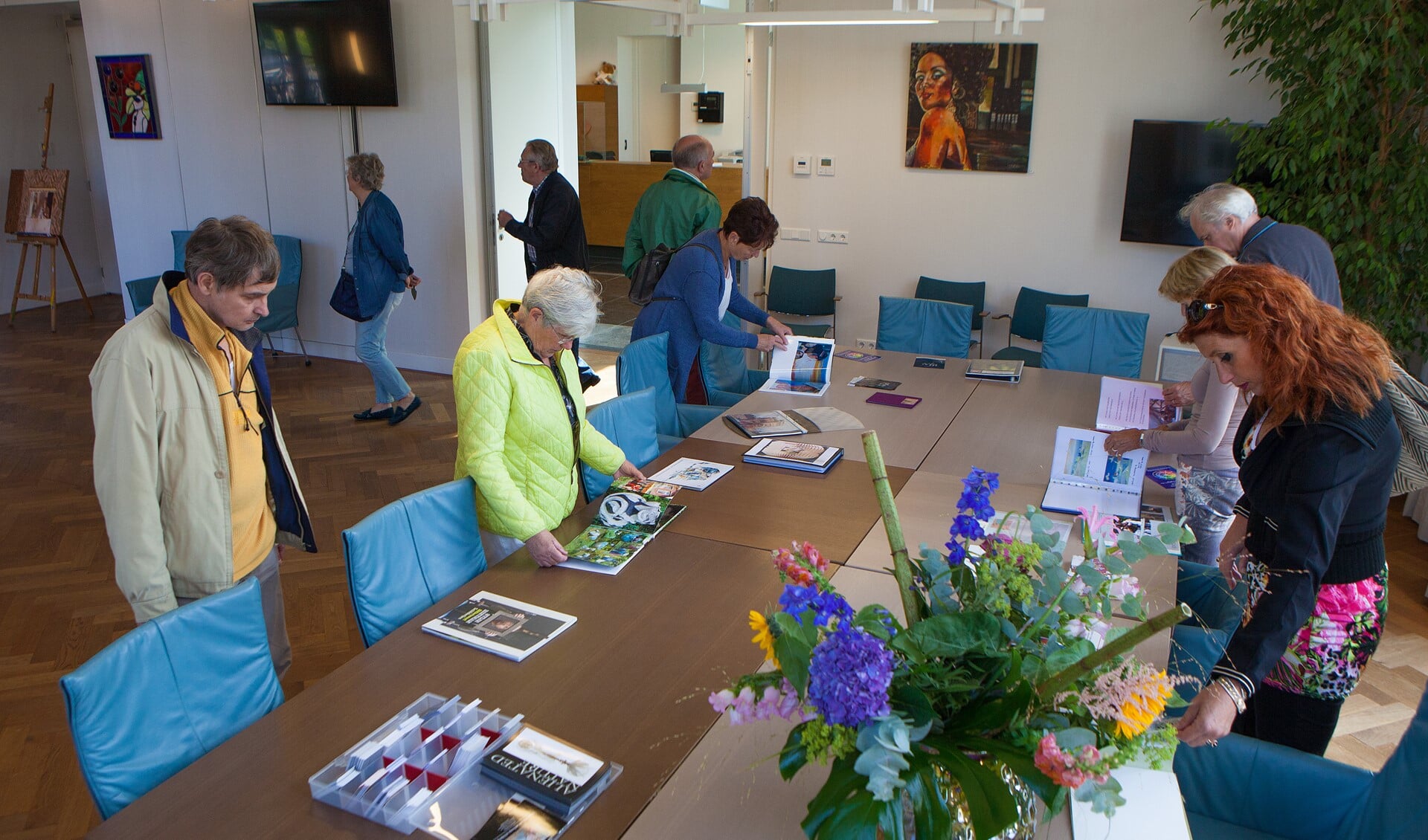 Op het gemeentehuis aan de Kerklaan is een overzichtstentoonstelling van alle deelnemende kunstenaars.