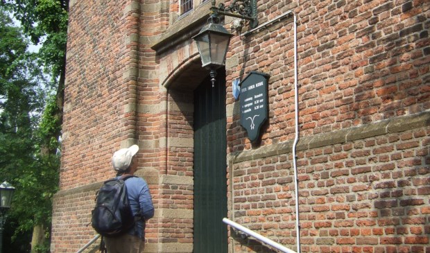 Bij de kerken komen schilden met informatie te hangen.