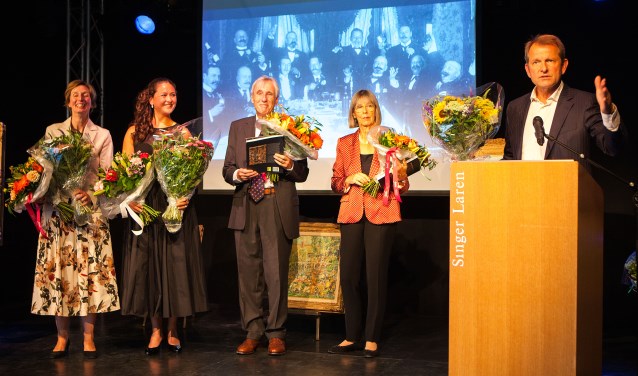 Het eerste exemplaar van de publicatie die bij de tentoonstelling hoort, werd aan de kleinzoon van de laatste eigenaar van de kunsthandel overhandigd.