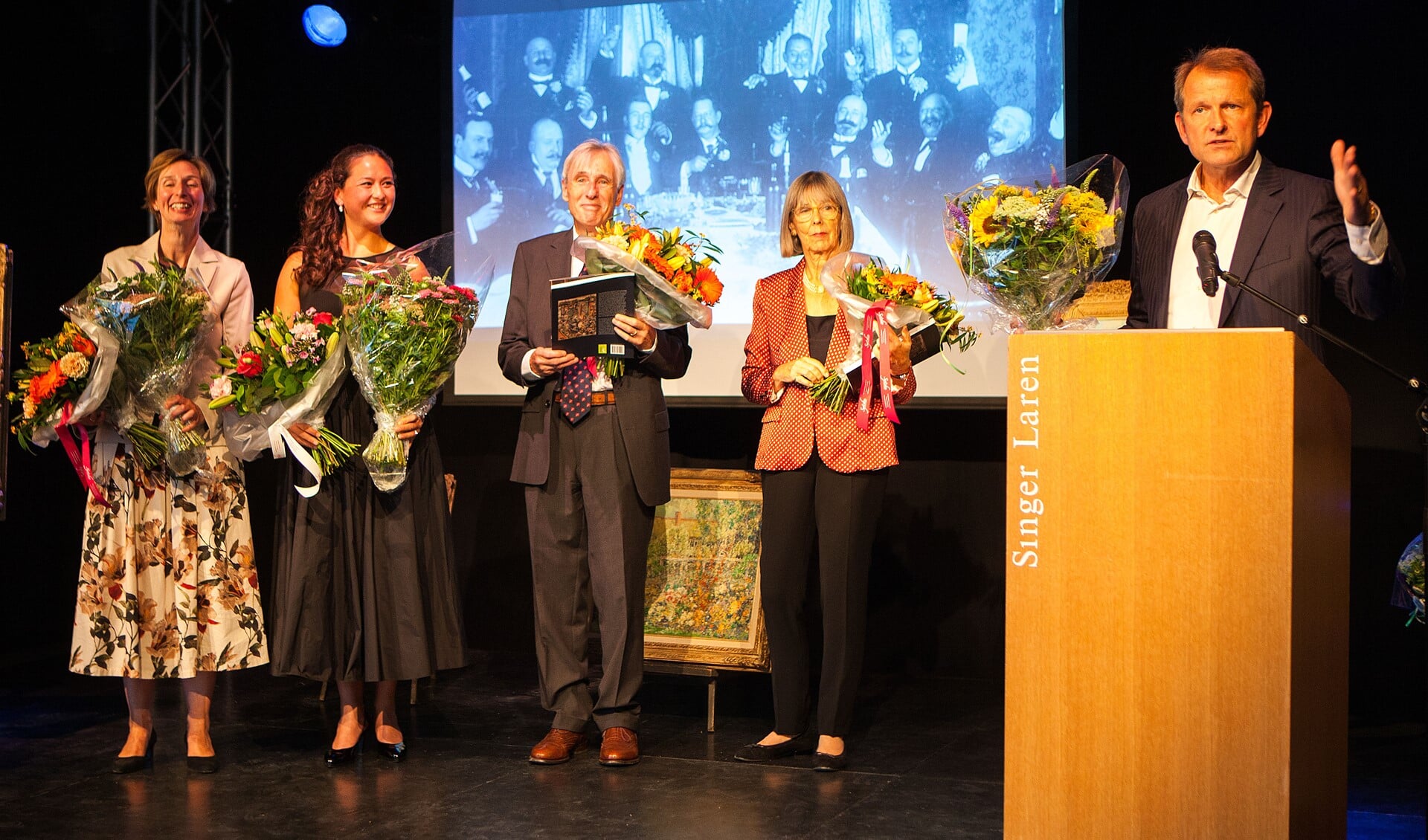 Het eerste exemplaar van de publicatie die bij de tentoonstelling hoort, werd aan de kleinzoon van de laatste eigenaar van de kunsthandel overhandigd.