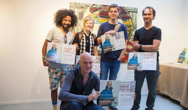 Van links naar rechts staand: Tegene Kunbi, Liselot Veenendaal, Jurre Blom en Ronald Zuurmond. Zittend Mark Outjers.