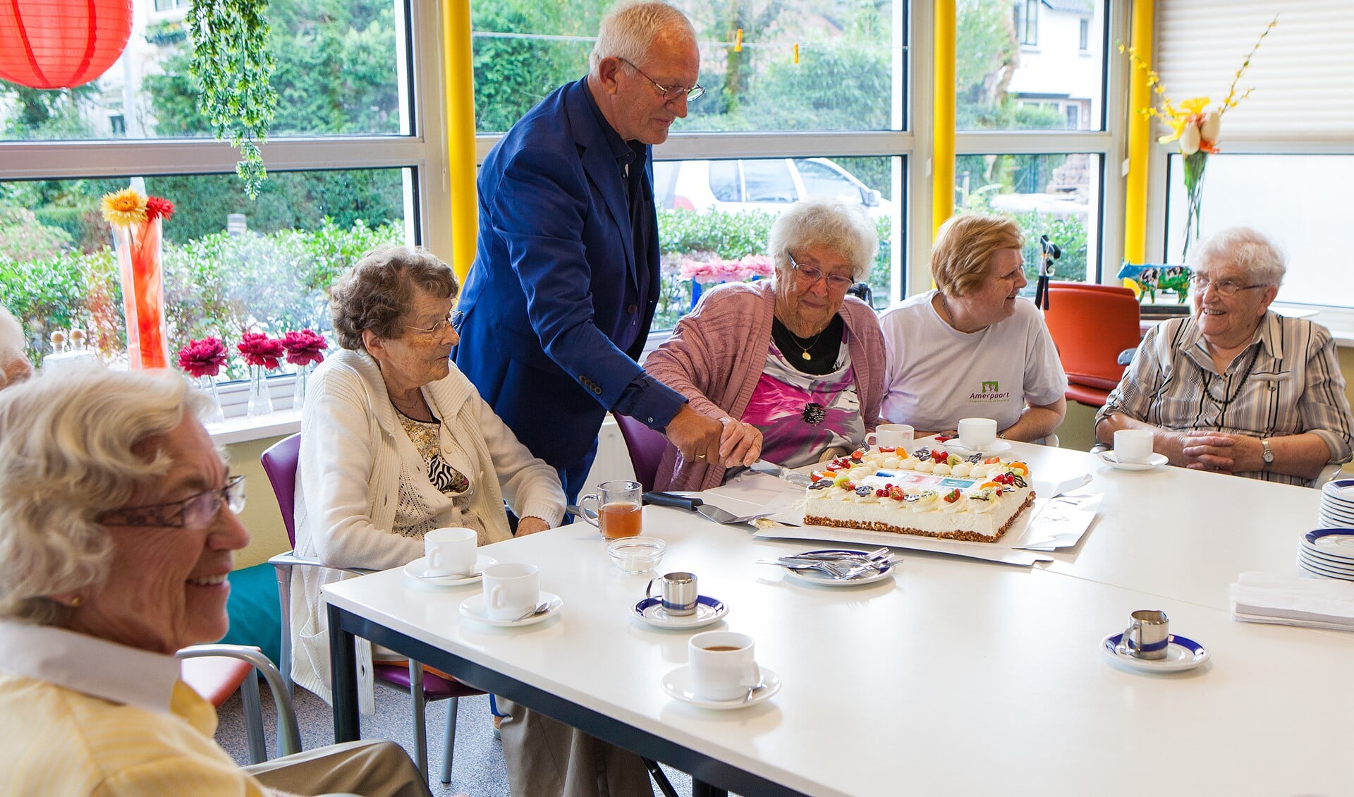 De start werd gevierd met koffie en gebak, aangesneden door wethouder Den Dunnen en een van de ouderen in De Bongerd.