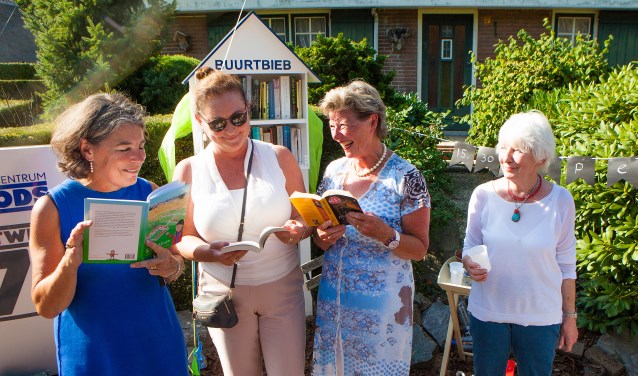 Burgemeester Joan de Zwart-Bloch (met zonnebril) opende vandaag de drie Buurtbiebs. Rechts naast haar initiatiefneemster Willy Meijer.