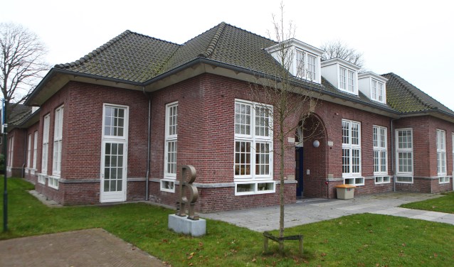 Op het gemeentehuis is een overzichtstentoonstelling.