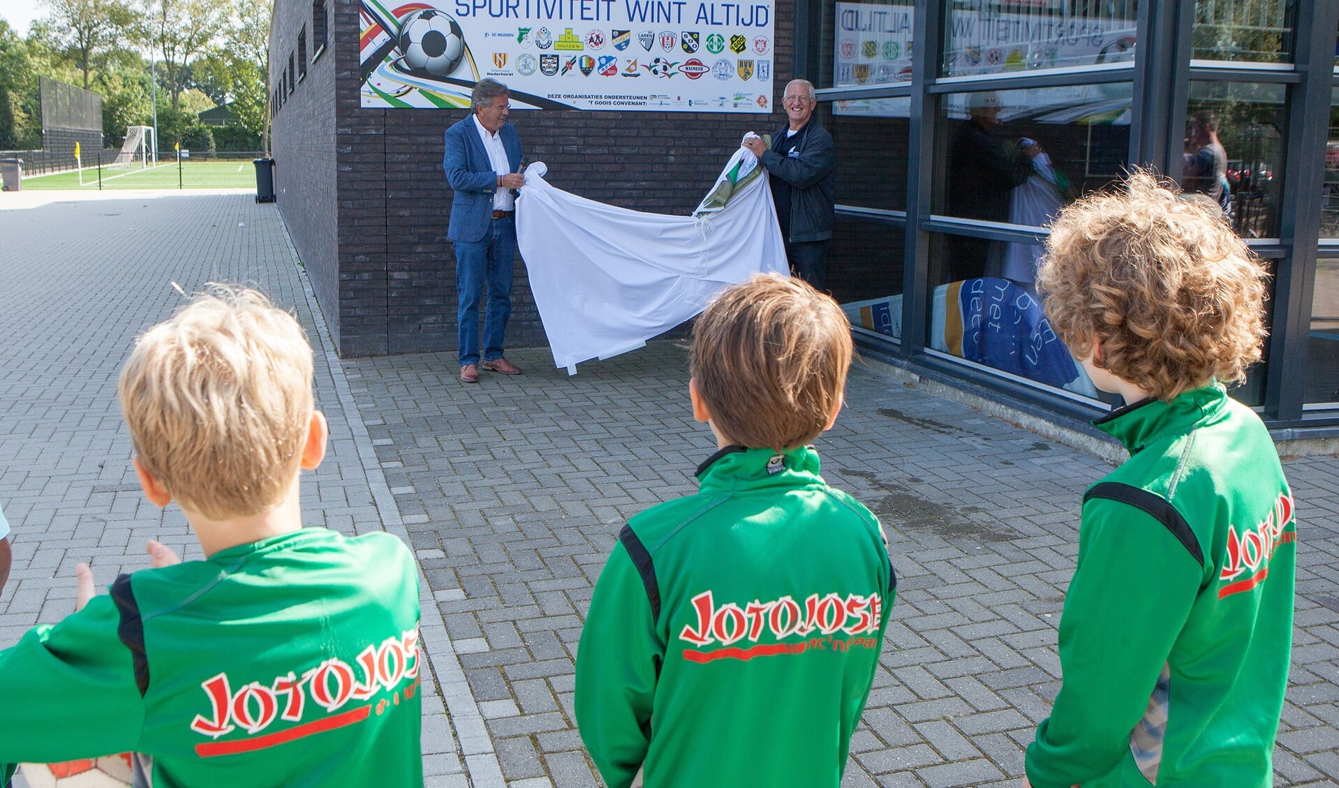 Wethouder Jan den Dunnen onthulde het bord bij SV Eemnes.