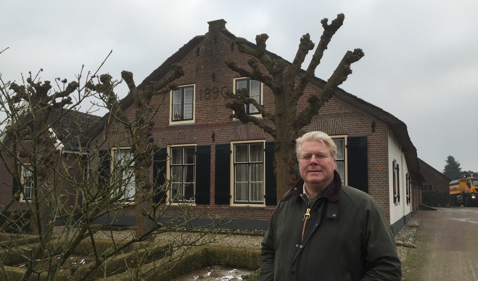 
Voorzitter Erwin van den Berg voor de boerderij aan de Eemnesserweg waarvoor de ASB een pachter zoekt.
