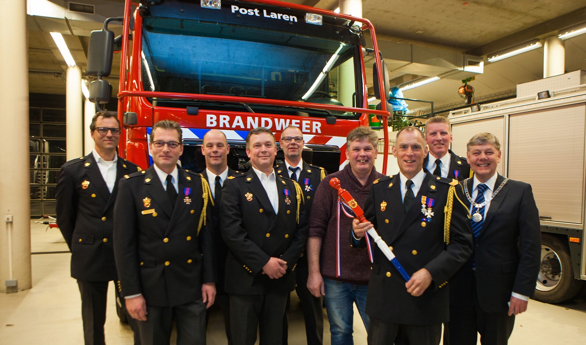 De jubilarissen, burgemeester Elbert Roest en Stef Zoon, derde van rechts, die vanavond bij zijn afscheid een koninklijke onderscheiding kreeg.