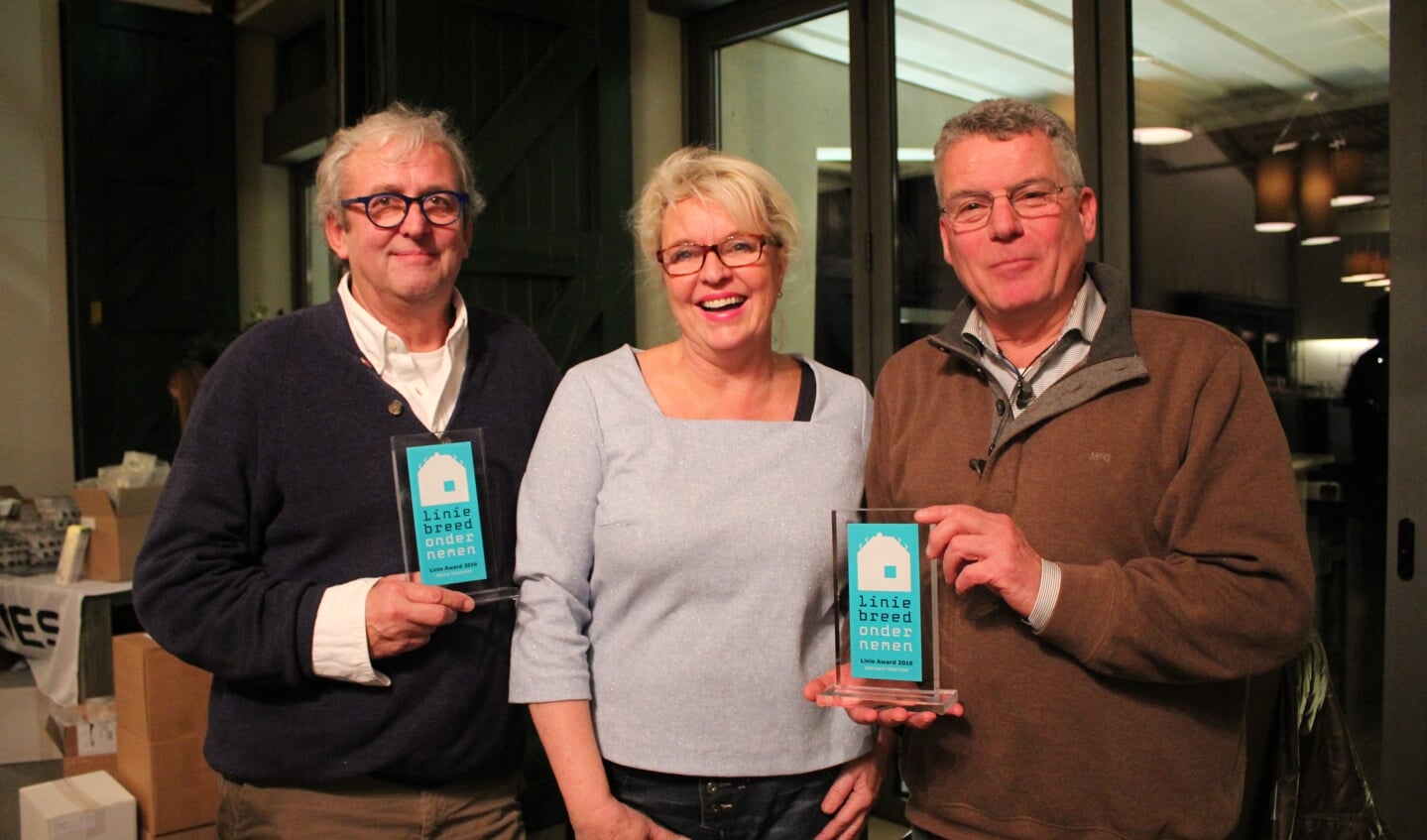 Steven van Nie, Marius Heslenfeld en zijn vrouw nemen de Linie Award 2016 in ontvangst.