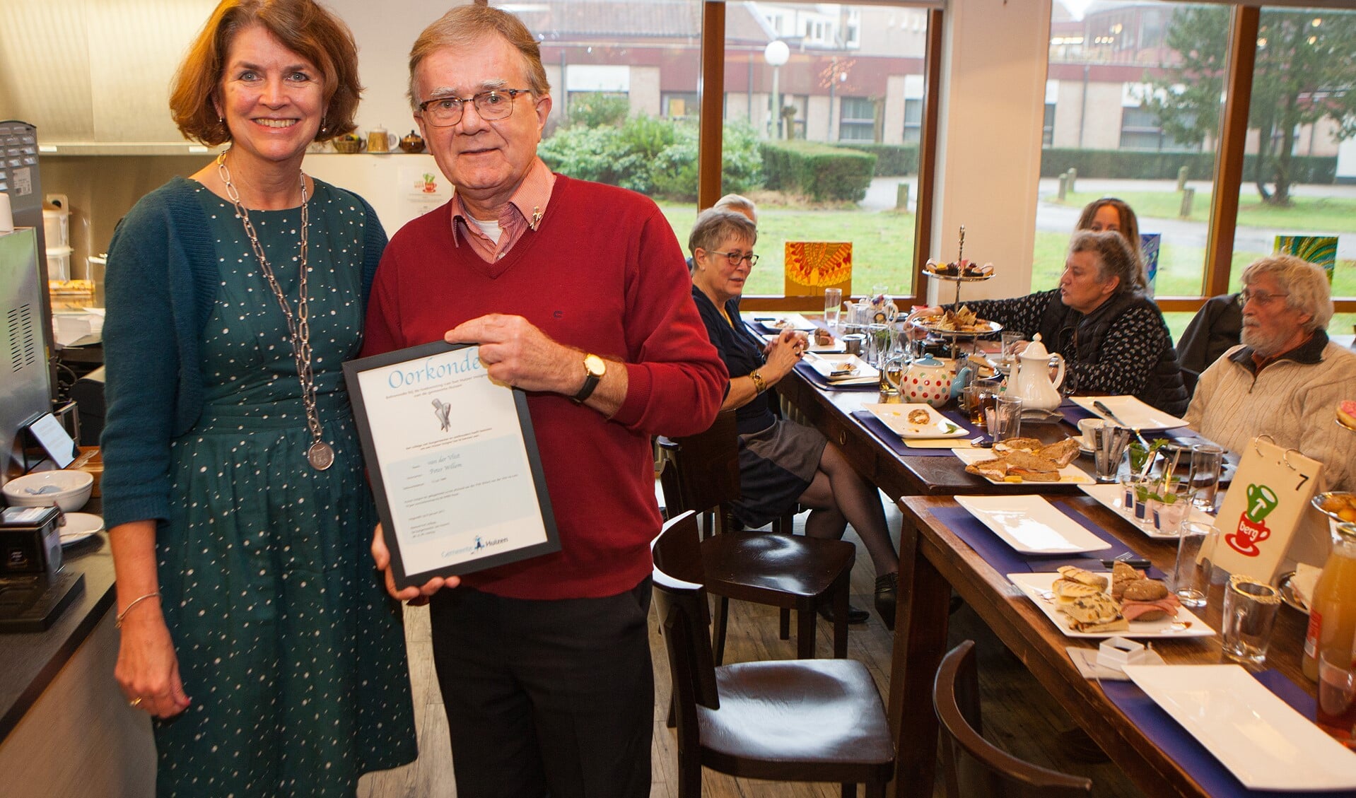 Loco-burgemeester Janny Bakker verraste Peter van der Vlist met het Huizer Insigne tijdens een high tea van de WMO-raad.