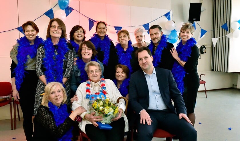 De Buurtzorgers en wethouder Jeroen Klaasse met in hun midden de 90-jarige mevrouw Koch.