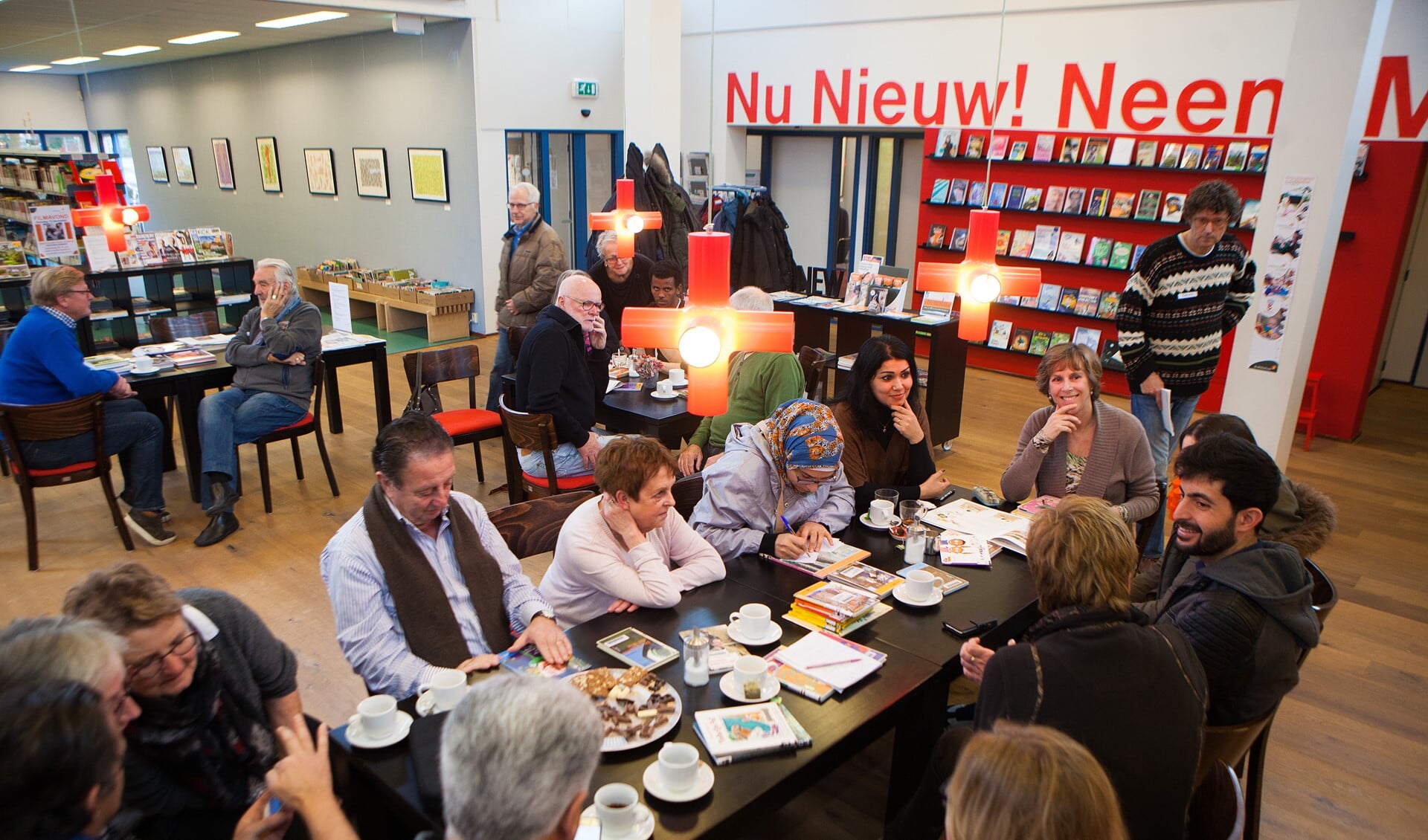 Onlangs startte een taalcafé in Eemnes en Laren had er al een.