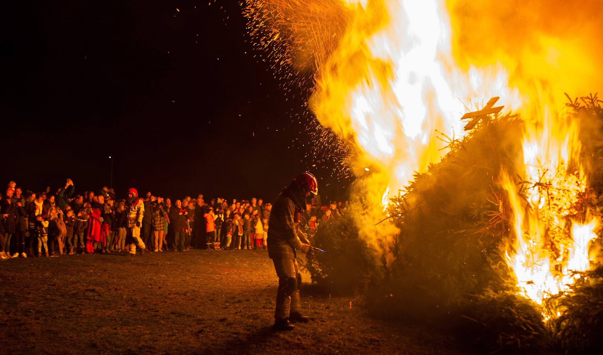 De vochtige bomen waren moeilijk in de brand te steken, maar natuurlijk lukte dat de brandweer wel.