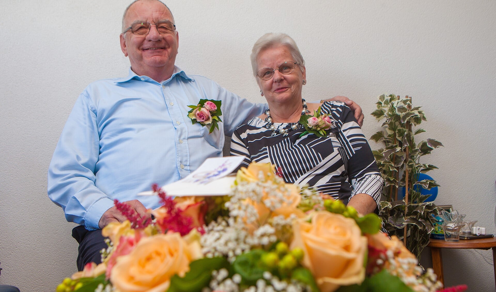 Dick en Maja Woudenberg zijn in de bloemen gezet voor hun 50 jarig huwelijksjubileum.