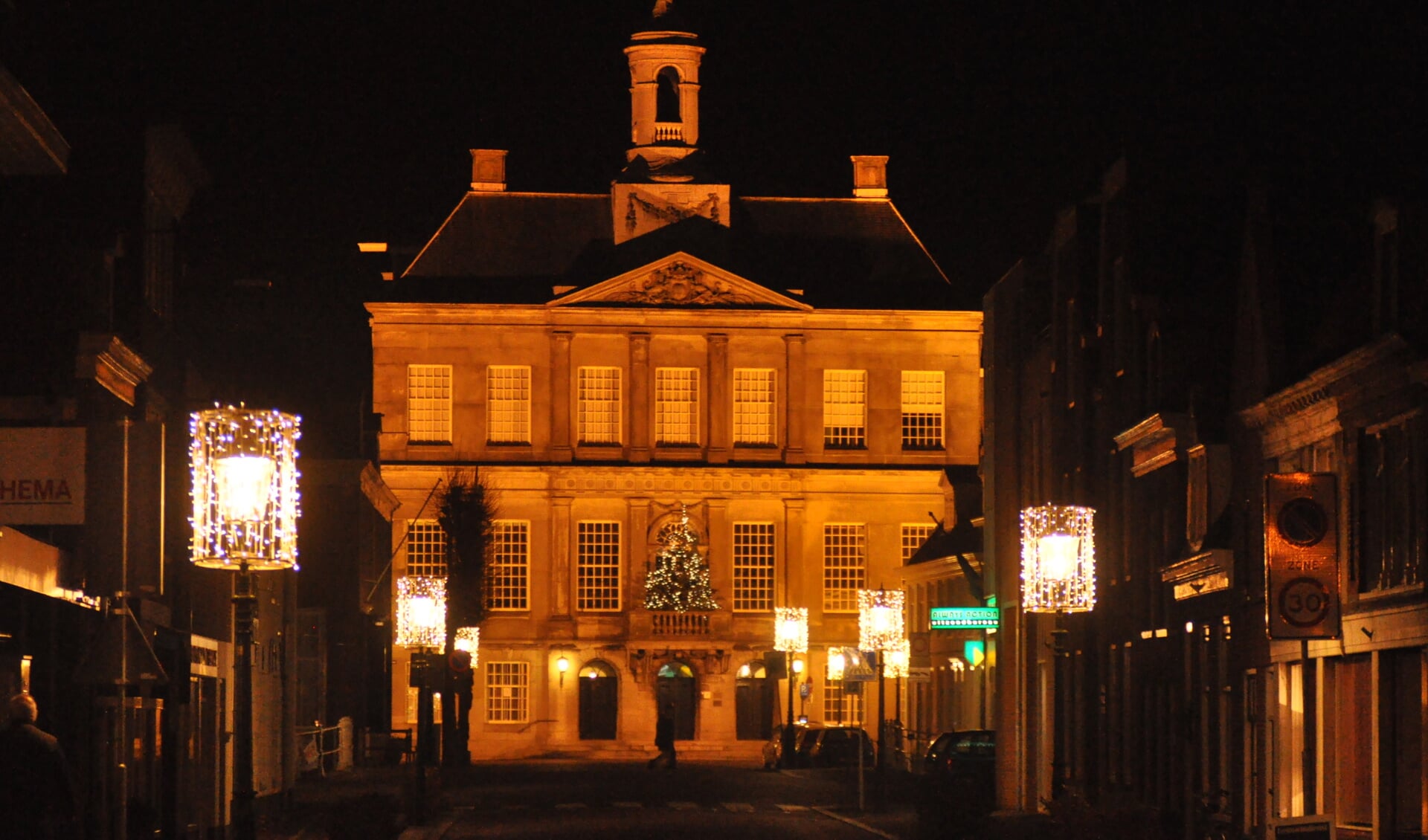 Het gemeentehuis wordt al jaren 's nachts verlicht. Net als onder meer de Lange Vechtbrug en de Grote Kerk. 