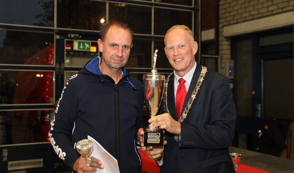 Weesp krijgt de Tempo-trofee uit handen van de burgemeester van Gooise Meren.