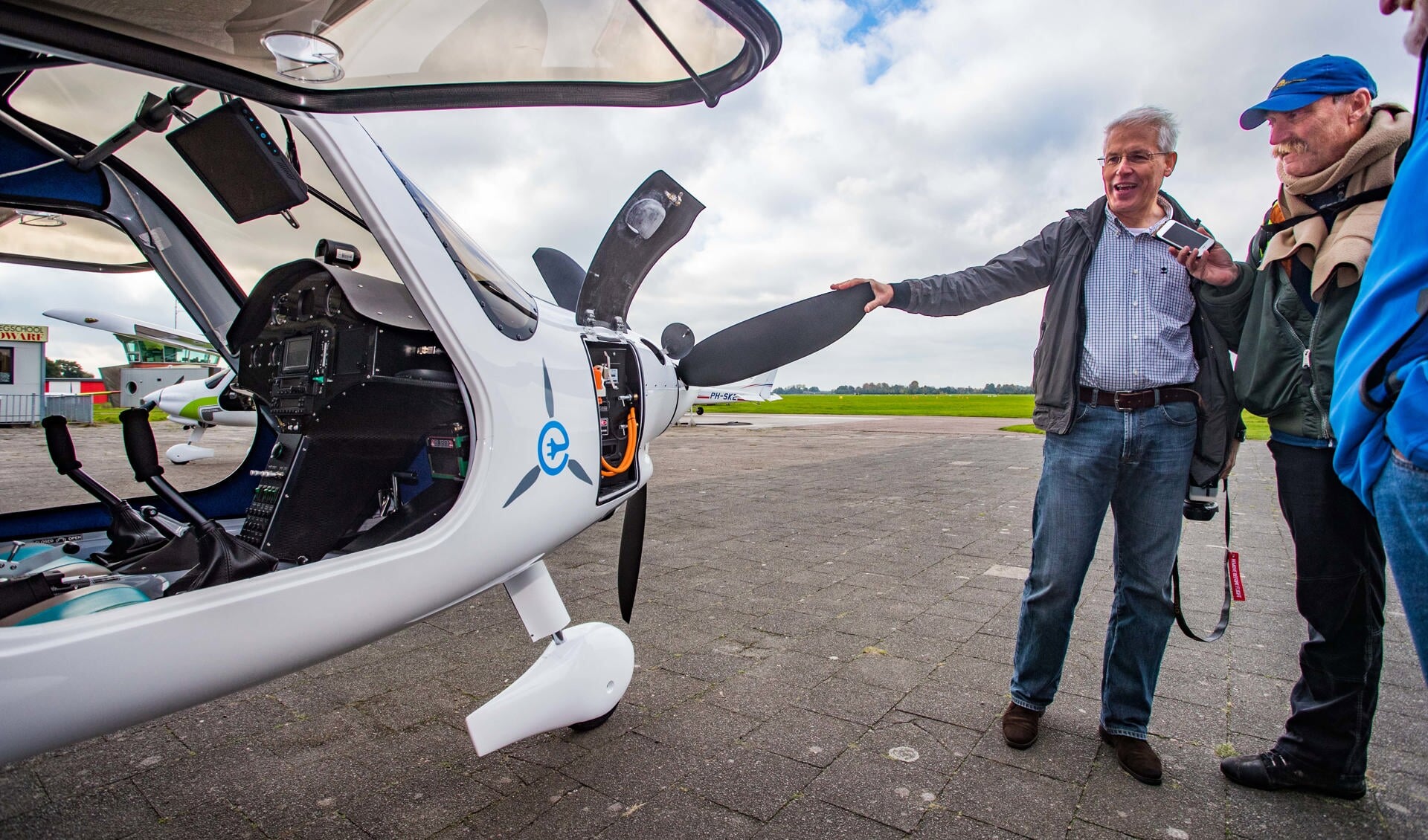 Vincent Kager, co-owner van Vliegschool Hilversum, vertelt belangstellenden trots over het elektrische vliegtuig.
