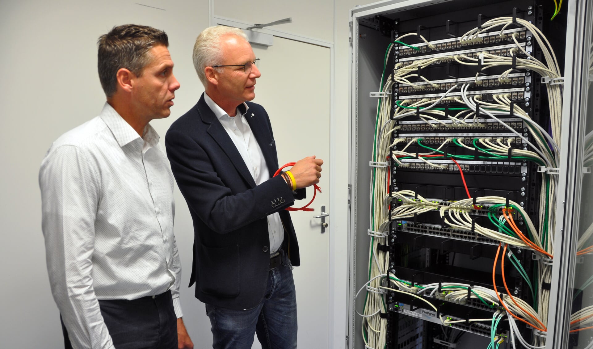 Frank Blok en Etienne Lieverst bekijken de nieuwe serverkast.