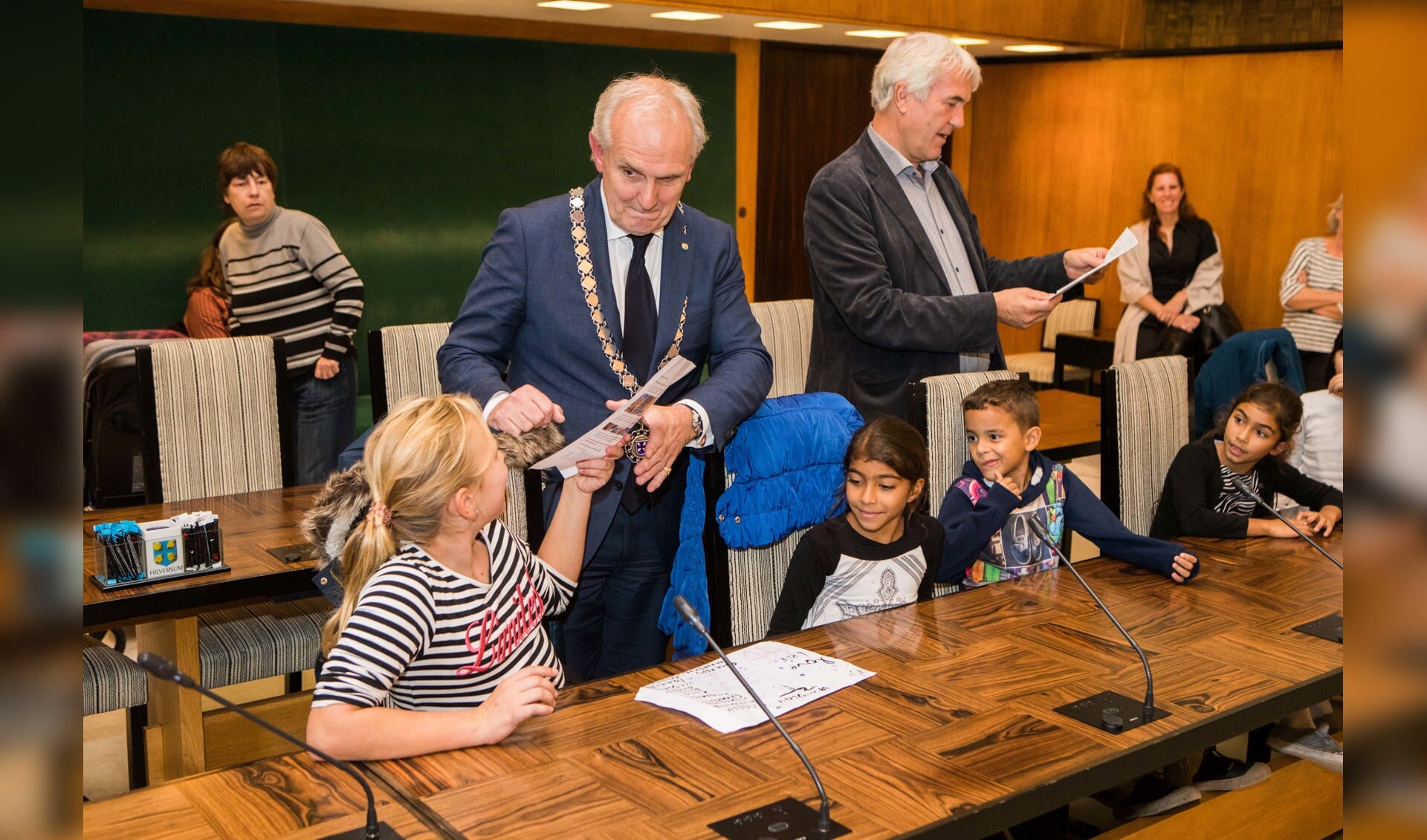 Burgemeester Broertjes en wethouder Van der Want namen de brandbrief in ontvangst van de kinderen die in maart het pand uit moesten vluchten.
