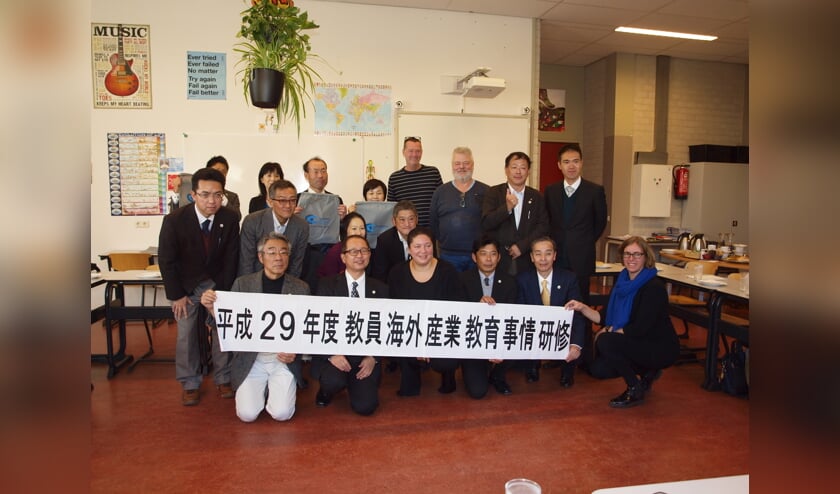 Op het spandoek dat de Japanse delegatie had meegenomen staat - o.a. - dat het de studiegroep van 2017 is.