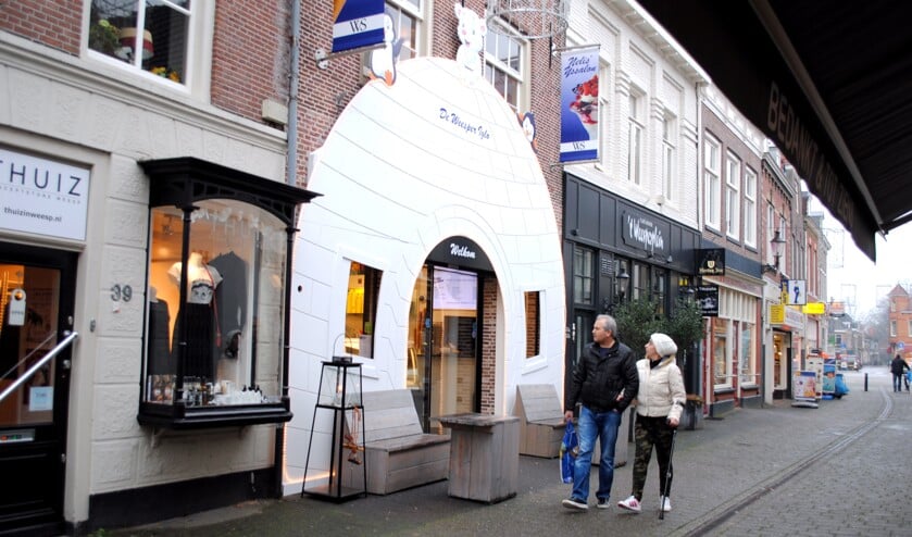 De tijdelijke gevel van Nelis trekt bekijks.