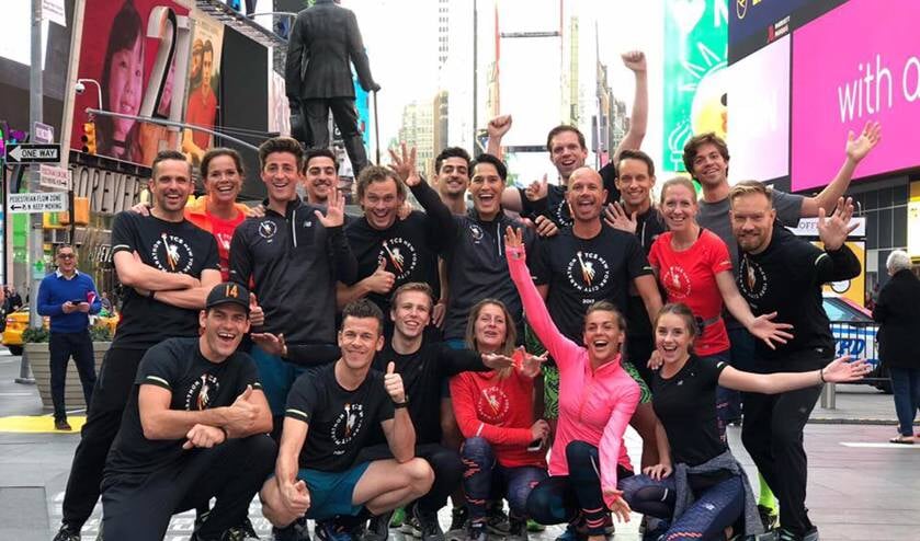Het team van Run4Semmy op Times Square. Desi zit rechtsonder.