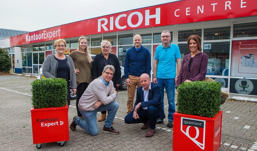 Het team van Kantoorexpert Huizen en Ricoh Centre voor de winkel aan de Nijverheidsweg.