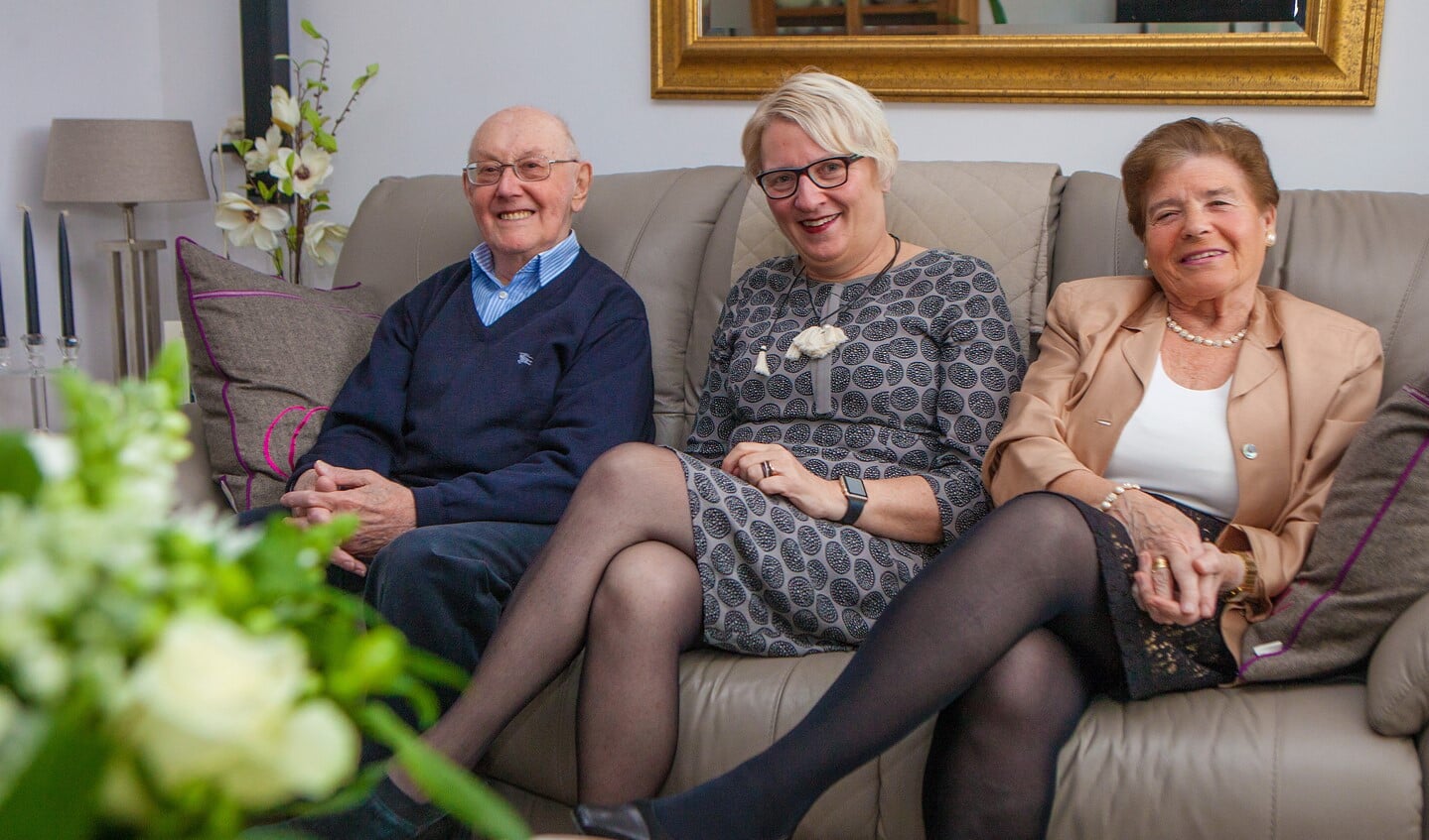 Het gouden paar samen met wethouder Marianne Verhage op de bank.