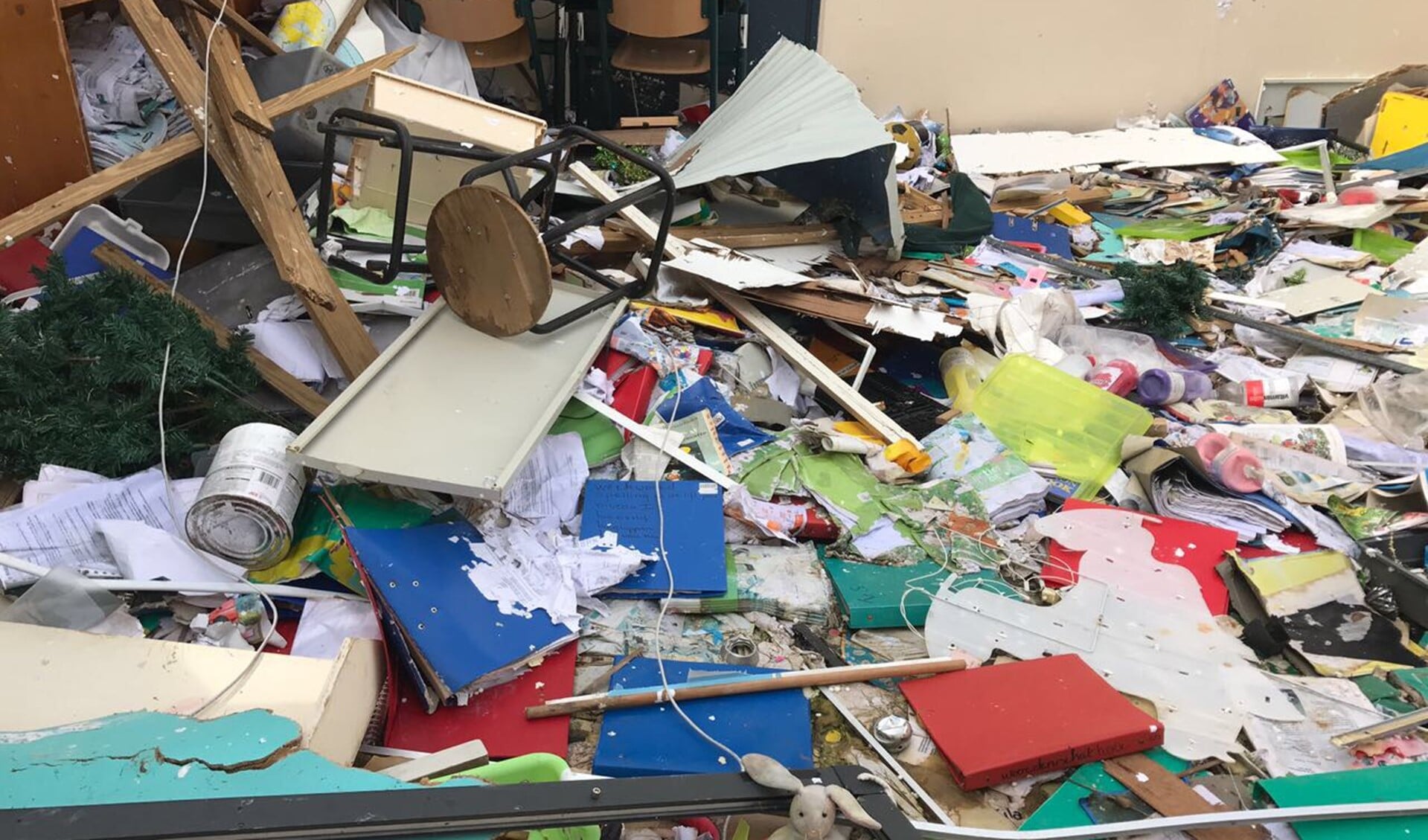 De rotzooi in de school na de verwoestende orkaan Irma.