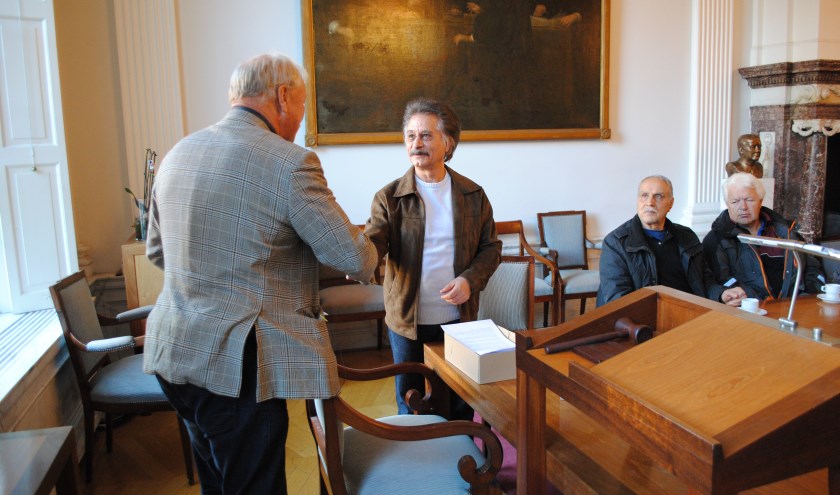 Bahman Khalafi overhandigt de aanvraag voor het referendum.