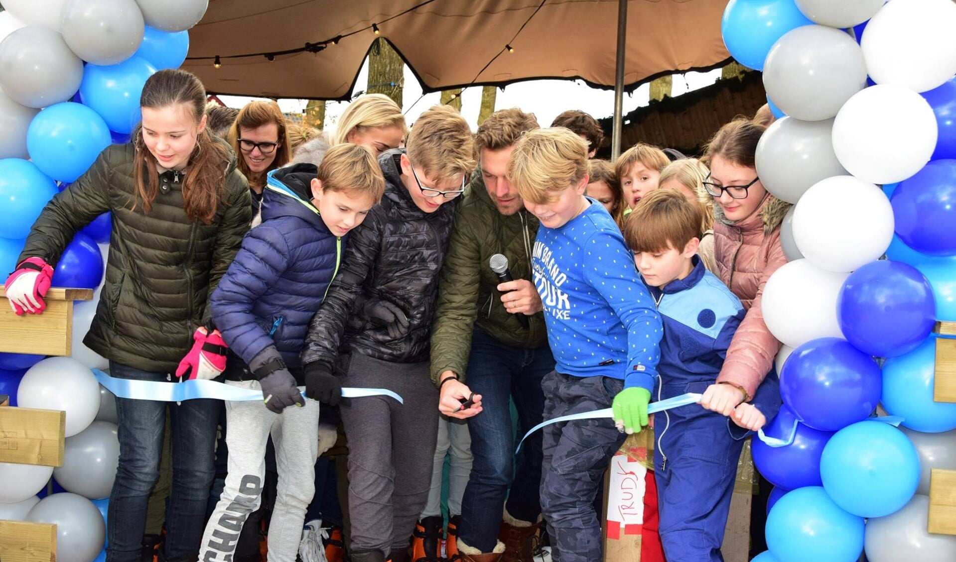 Wethouder Tijmen Smit opende afgelopen zonzdag, samen met veel enthousiaste kinderen, de Winter Village Laren.