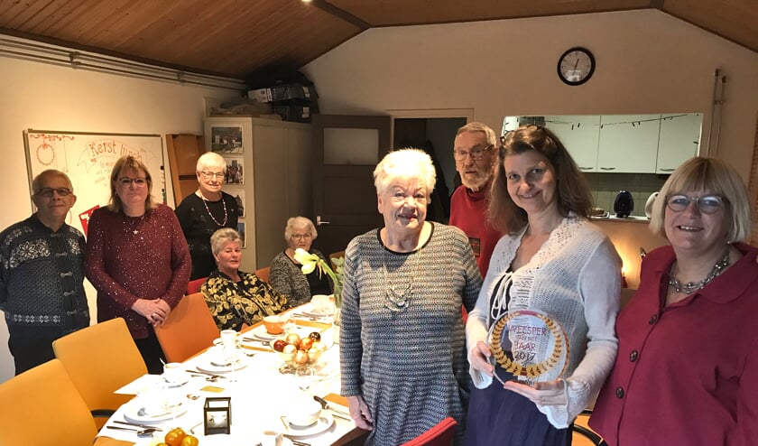 De award voor Weesper van het Jaar krijgt een dikverdiend plekje in Buurtkamer de Kastanje.