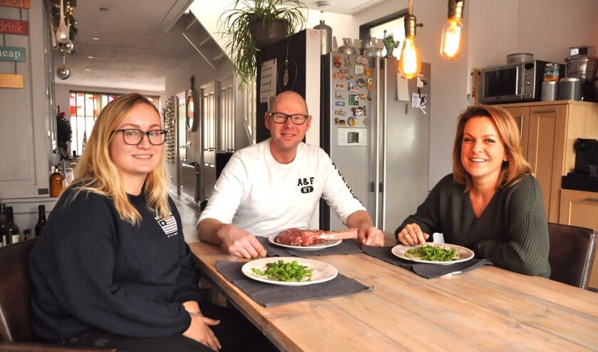 Vanaf links: Danique, Maarten en Brenda in hun huis boven de slagerij aan de Nieuwstraat.