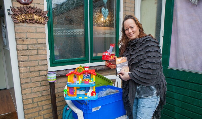 Daniëlle van Hoorn laat zien wat mensen allemaal in de kist hebben gestopt en een ander gunnen.