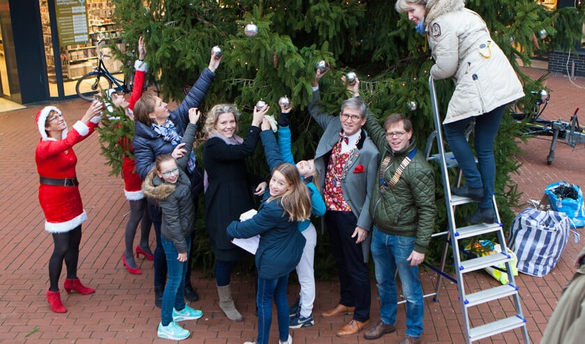 De kerstboom wordt elk jaar geplaatst voor een goed doel.